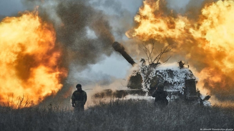 Військові, вогонь та танк в диму
