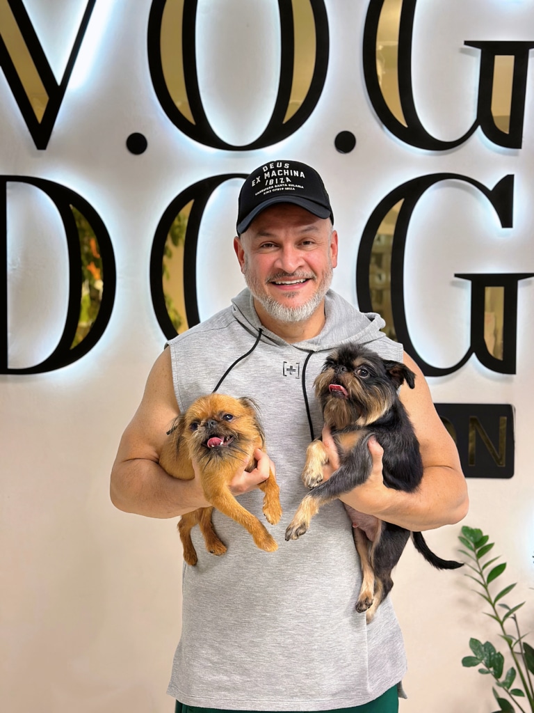 Ектор Хіменес-Браво зі своїми грифонами у V.O.G DOG SALON