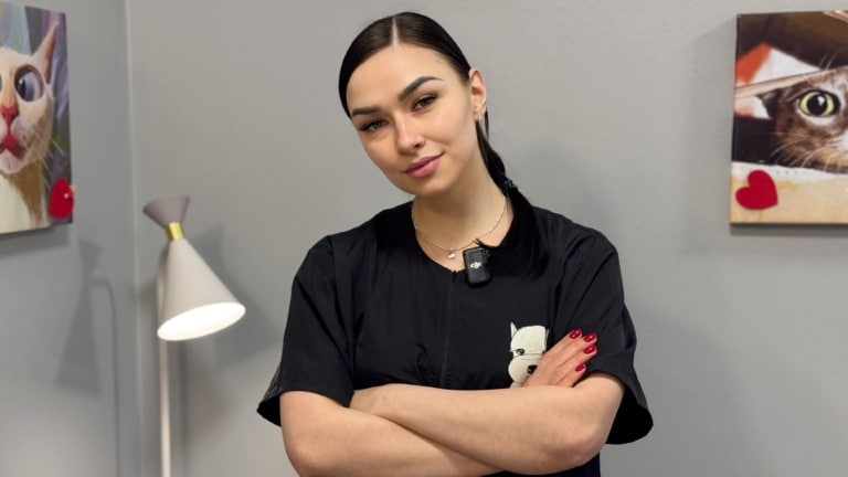 Дівчинка у чорній формі, до якої прикріплений маленький мікрофон