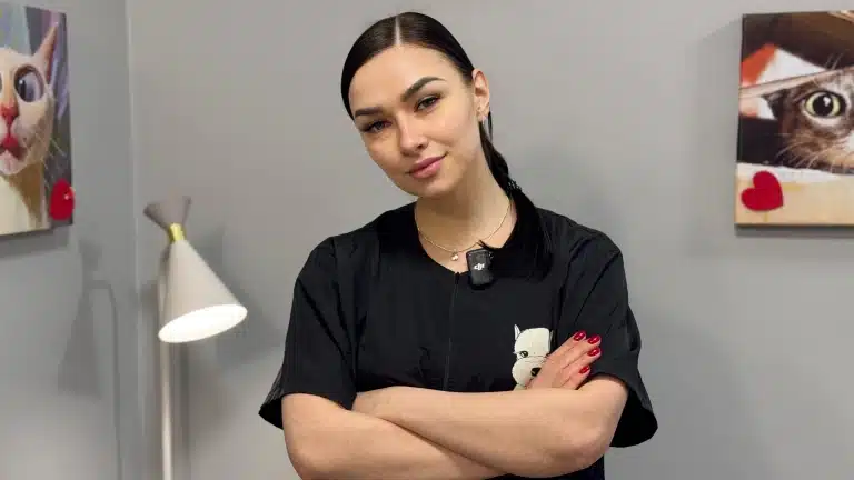 Дівчинка у чорній формі, до якої прикріплений маленький мікрофон