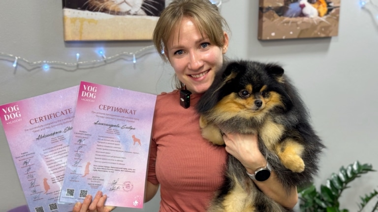 Щаслива випускниця зі своєю моделлю - підстриженим шпіцом