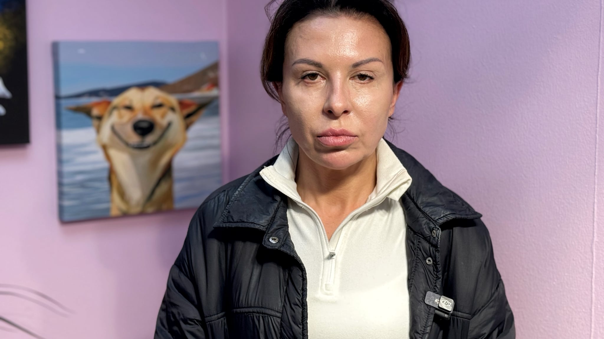 Жінка з чорними бровами на білу кофту вдягнула чорну тонку куртку