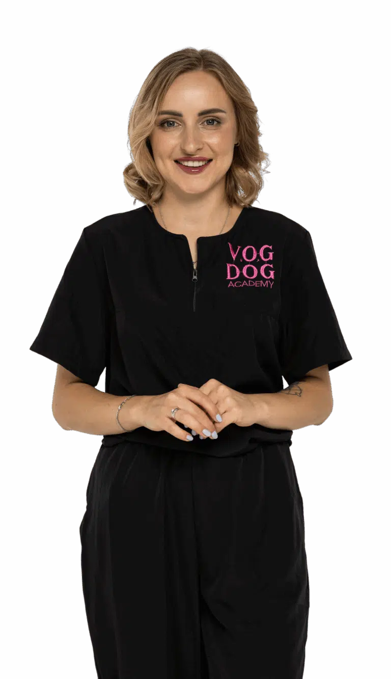 Дівчина в чорній формі склала разом руки з бірюзовим манікюром