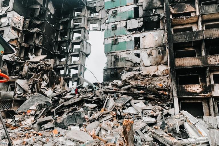 Знищена ракетою секція житлового будинку