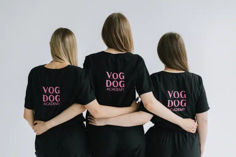 Дівчата у формі обійняли одна одну руками та переклали волосся на правий бік