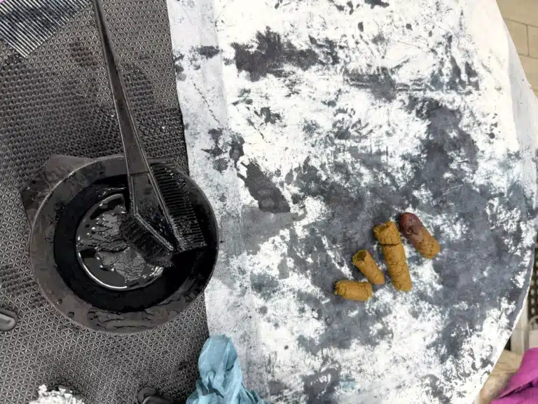 На брудній від фарби фользі лежать коричневій фекалії