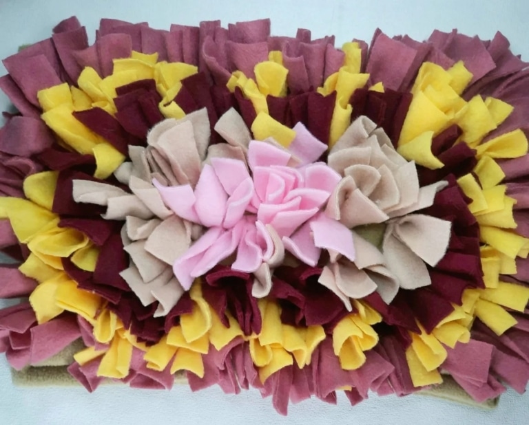 Нюхальний килимок для собак з використанням рожевого, бежевого, жовтого та вишневого кольорів