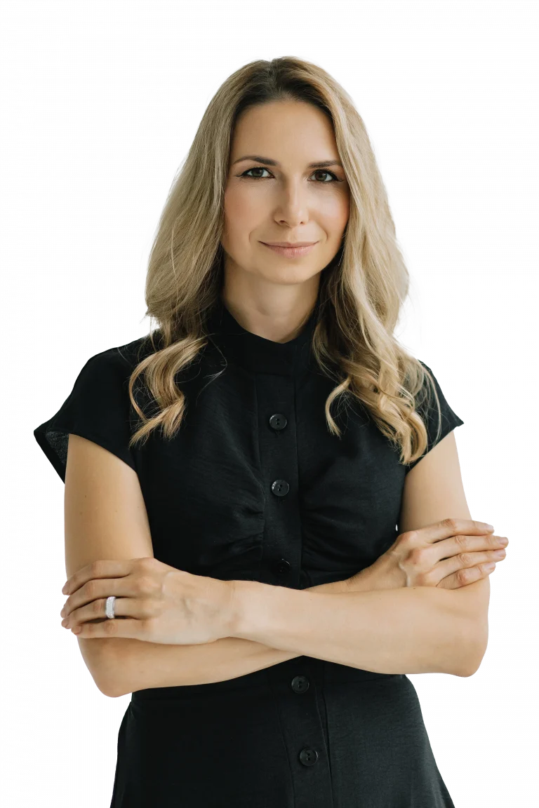 Жінка в чорній сукні має підведені чорним кольором очі